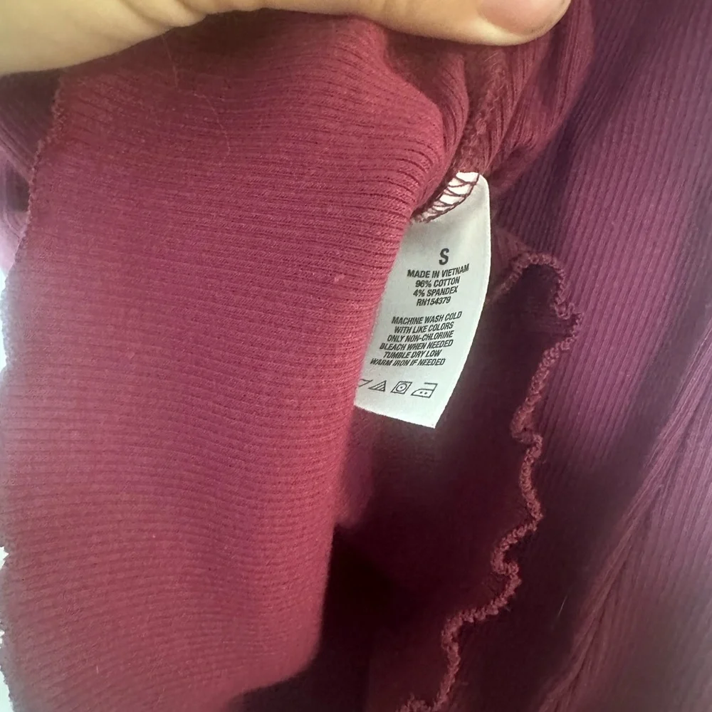 Women’s size small red Abercrombie soft off shoulder bodycon shirt dainty y2k - Picture 5 of 6